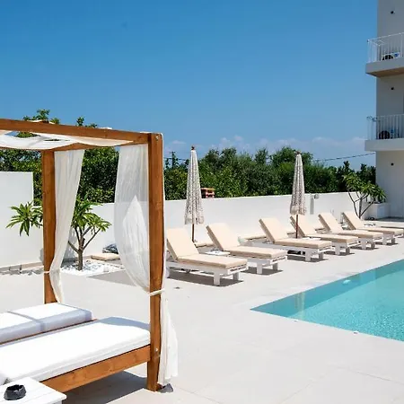 Apartment Ennea Suites-flame Flambouras